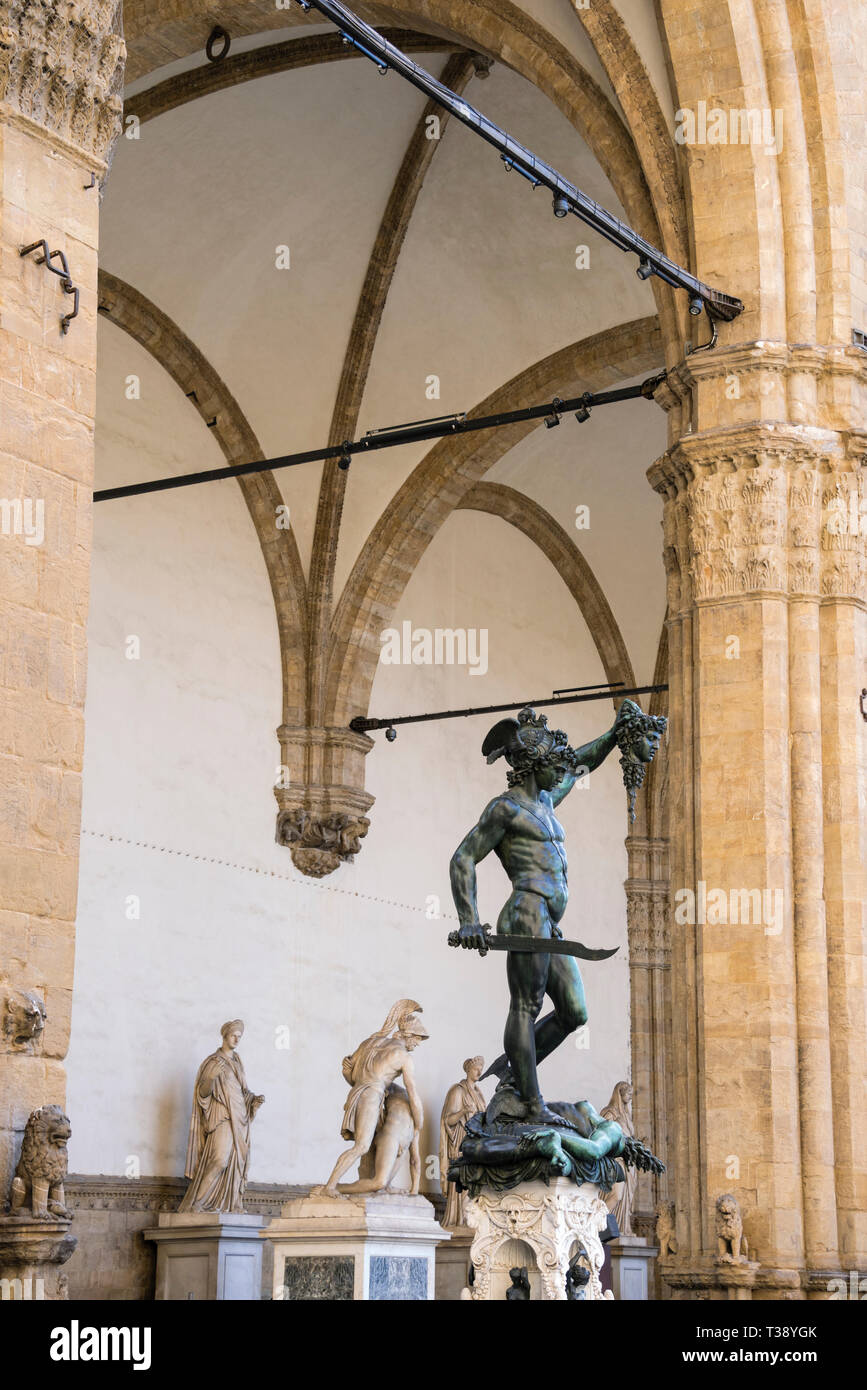 Perseo con la testa di Medusa in Piazza della Signoria, museo d'arte all'aperto a Firenze. Foto Stock