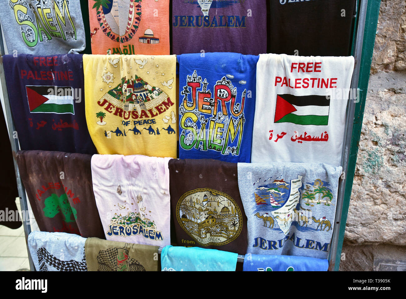 T shirt in vendita nel quartiere musulmano di Gerusalemme Israele Foto Stock