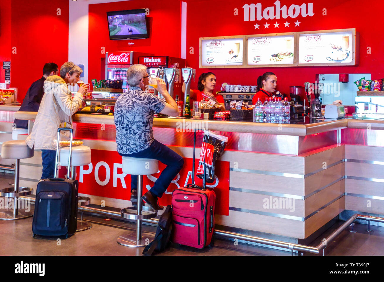 Passeggeri in bar, Valencia aeroporto, Spagna turisti in viaggio Foto Stock