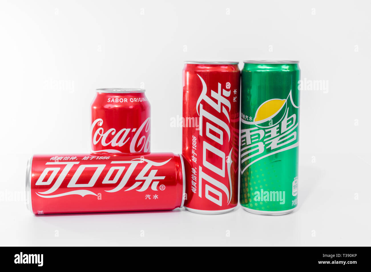 Peniscola , Castellon, Spagna - 07 aprile 2019 : scritto in cinese lattine Coca Cola e Sprite bevande isolato su uno sfondo bianco. Analcoliche sof Foto Stock