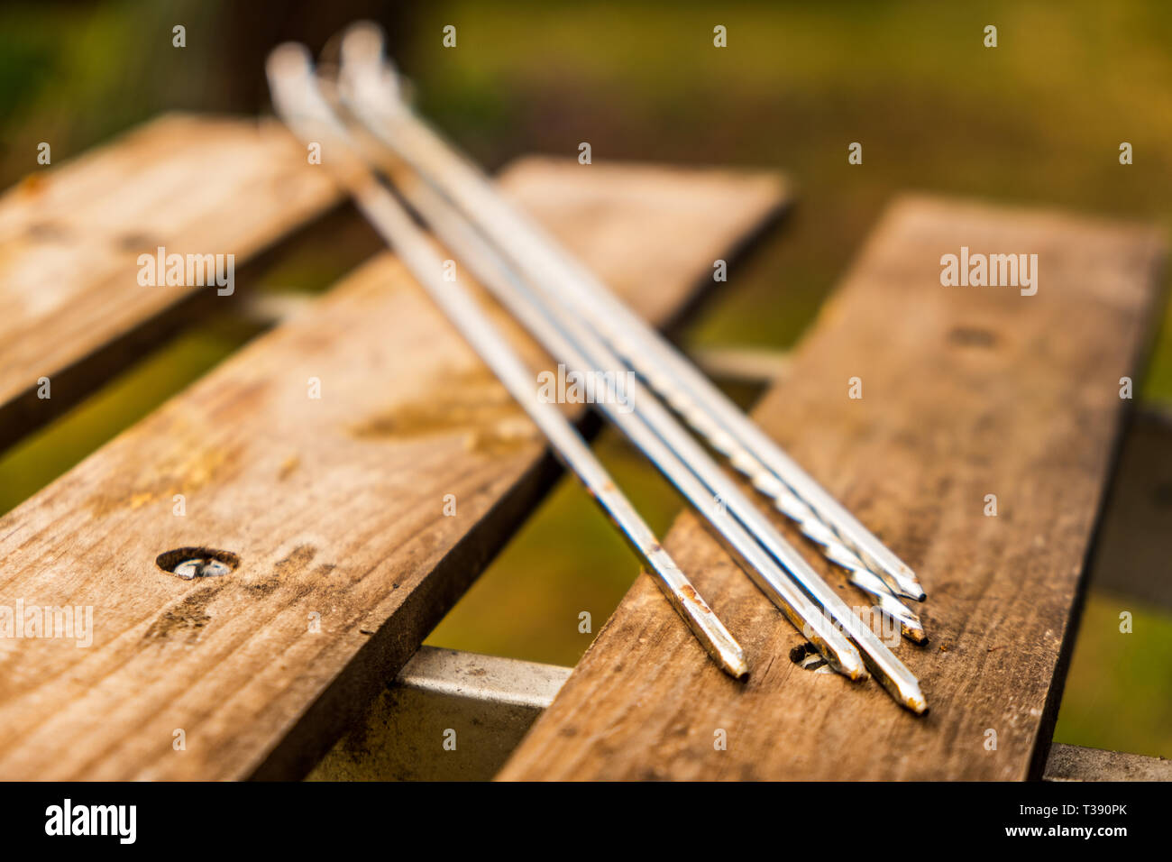 Griglia per il barbecue spiedini isolato su una tavola griglia Foto Stock