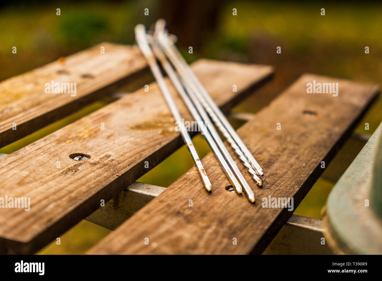 Griglia per il barbecue spiedini isolato su una tavola griglia Foto Stock