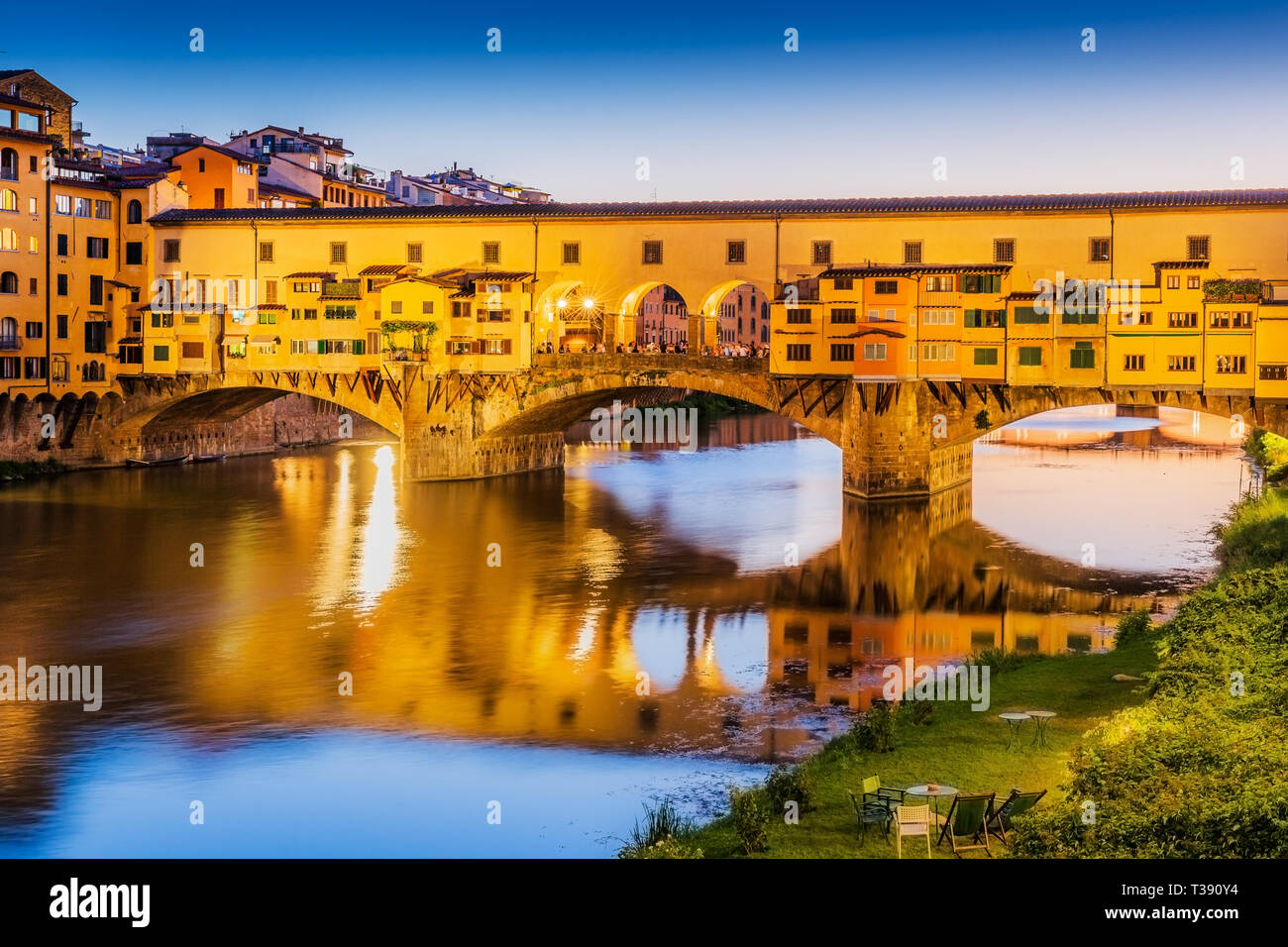 Firenze, Italia. Ponte Vecchio ponte sul fiume Arno al crepuscolo. Foto Stock