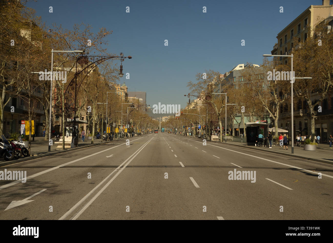 Passeig de Gracia è vuoto senza traffico, a Barcellona, Spagna Foto Stock