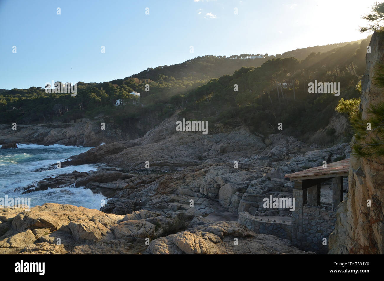 Coste rocciose e le onde che si infrangono sulla Costa Brava, Spagna Foto Stock