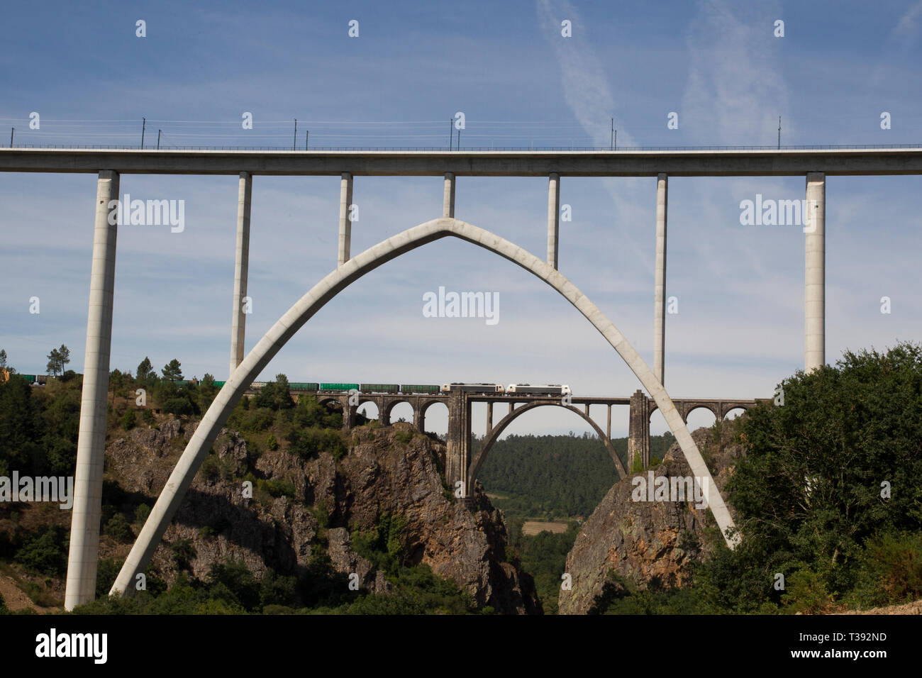 Contenitore treno merci attraversando arch ponte ferroviario attraverso Ulla river in Pontevedra, Spagna Foto Stock