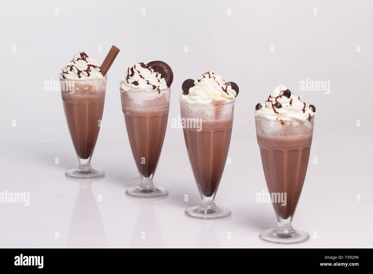 Frullato al cioccolato con pezzetti di cioccolato e i cookie sul top, isolato su bianco Foto Stock