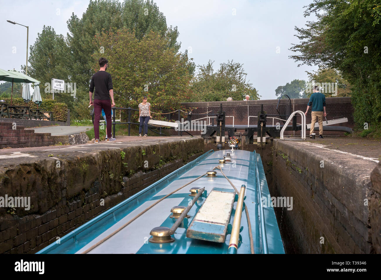 Narrowboat 'Misty Dawn' in Grindley Brook blocco scala n. 17, Llangollen Canal, Shropshire, Inghilterra. Modello rilasciato Foto Stock