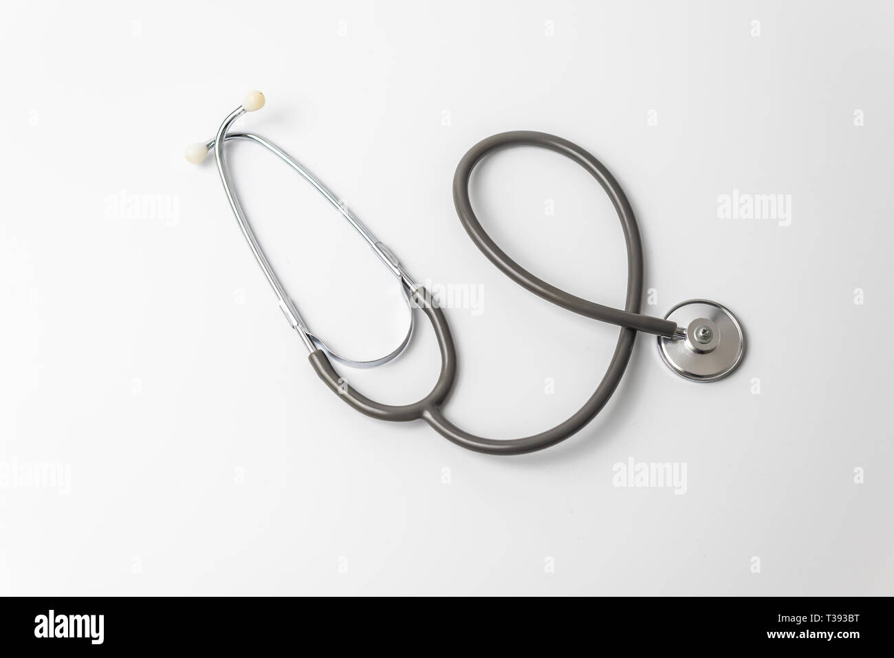 Uno stetoscopio isolati su sfondo bianco . Immagine dettagliata della strumentazione medica Foto Stock