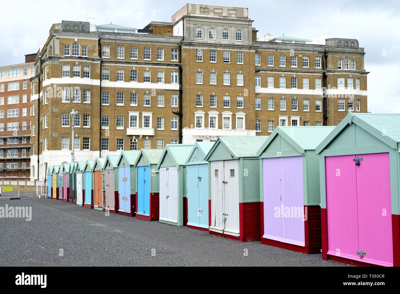 Pittoresca spiaggia di capanne sul lungomare di Hove East Sussex England Regno Unito Foto Stock