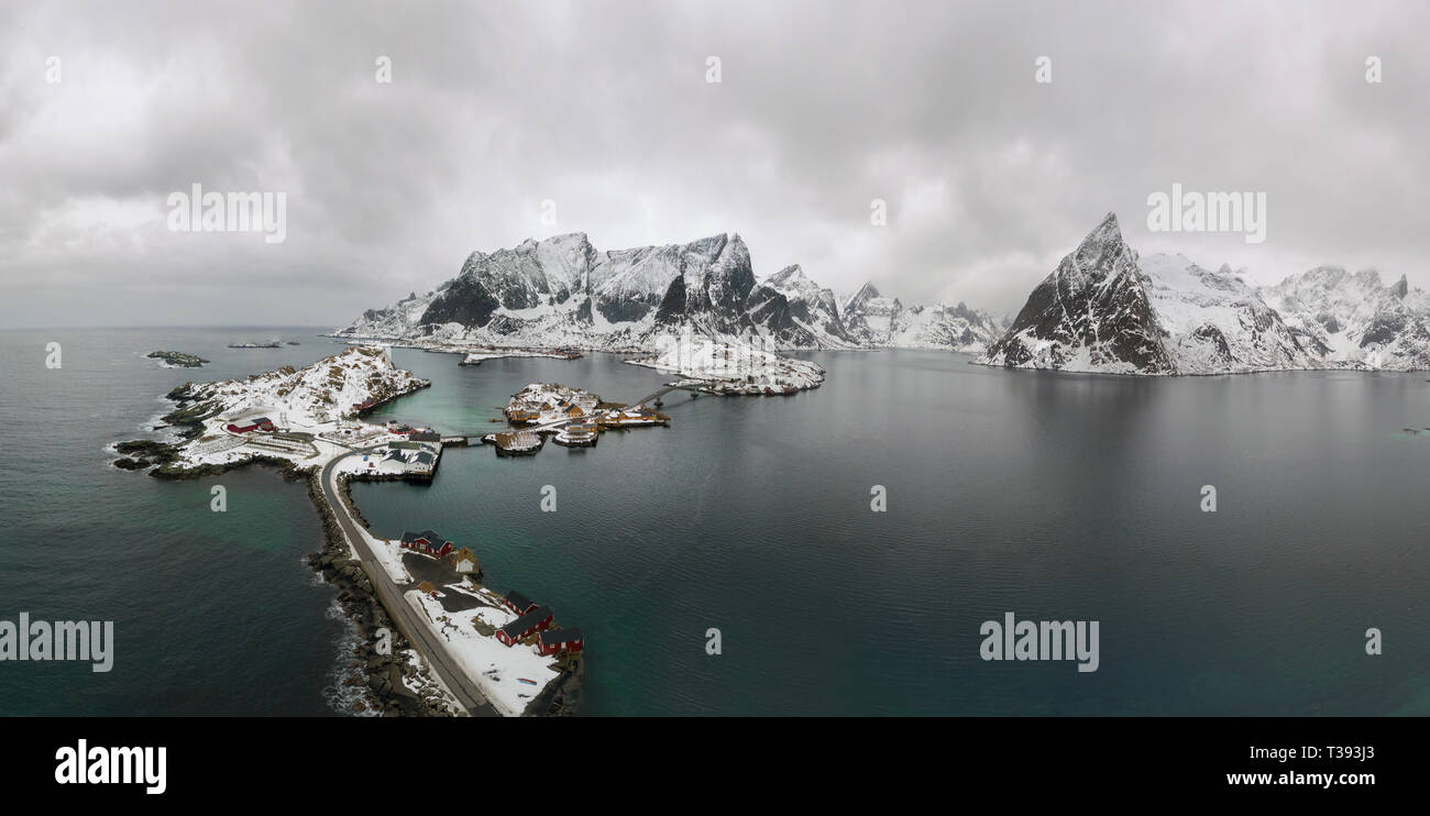 Antenna il punto di vista delle Lofoten. Drone panorama paesaggio di Reine e Hamnoy villaggi di pescatori con fiordi e montagne sullo sfondo in Norvegia. Foto Stock