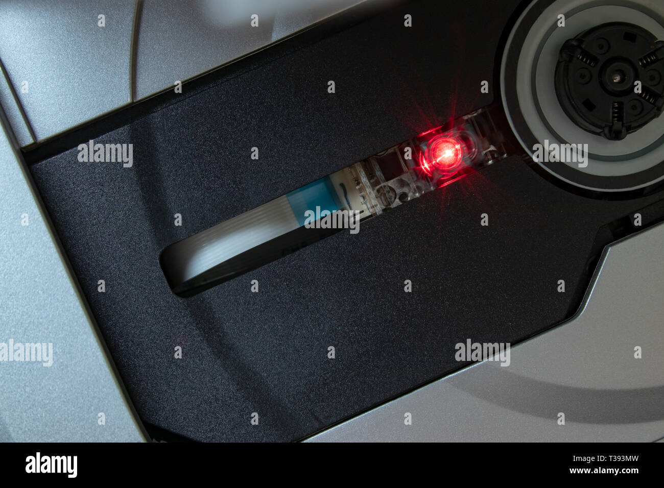 Testa di lettura con il laser per la lettura di informazioni da CD sul lettore CD, close-up. Foto Stock
