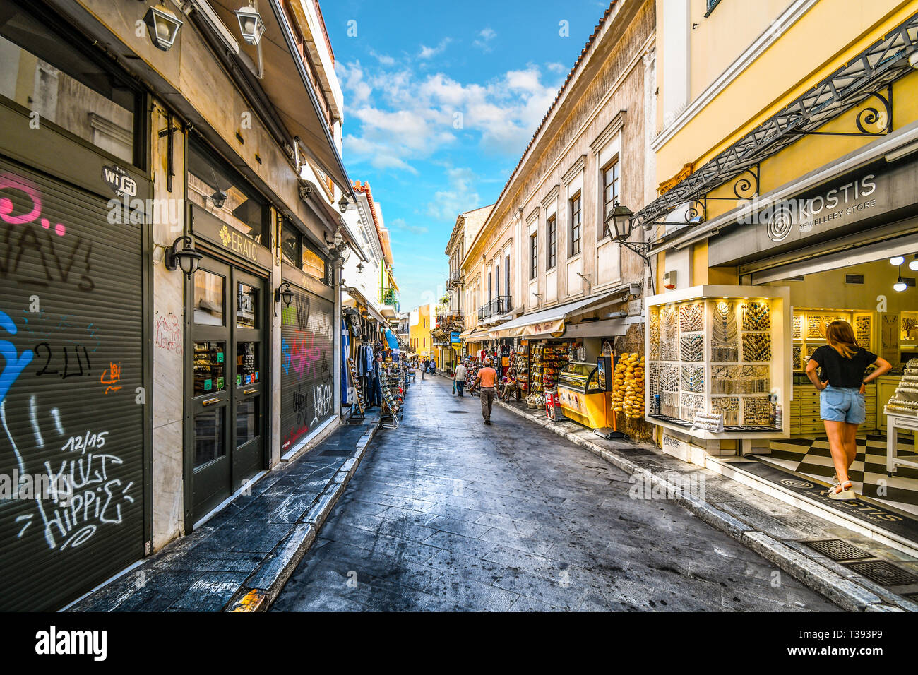 Una tipica strada turistica e del quartiere nel quartiere di Plaka di Atene, Grecia, con caffè e negozio di souvenir e mercati Foto Stock