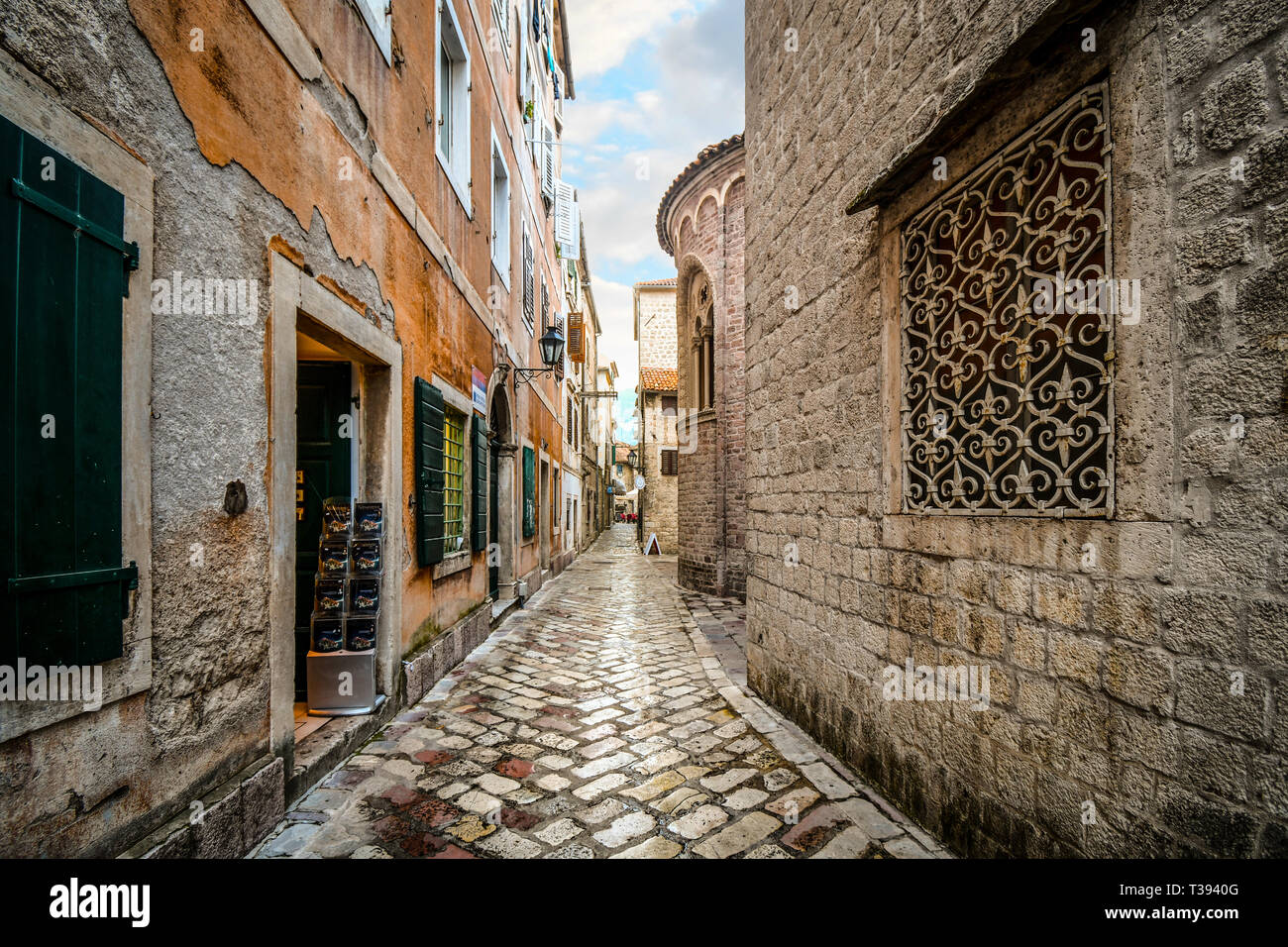 Piccoli negozi e caffè la linea di una pittoresca strada medievale nel centro storico della città costiera di Kotor, Montenegro, sulla costa Adriatica. Foto Stock