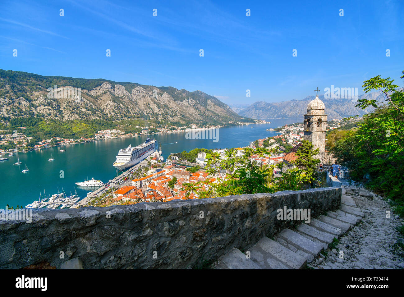 Gradini ripidi raggiungere la torre di San Giovanni la Chiesa, parte delle rovine del castello-fortezza di San Giovanni, che si affaccia sulla Baia di Kotor, Montenegro Foto Stock