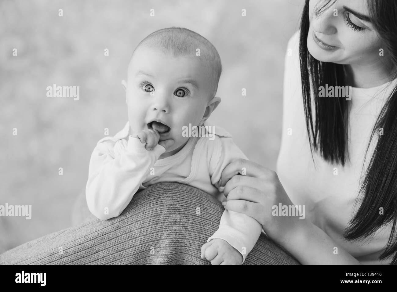 Giovane mamma con la sua bella figlia piccola. Foto Stock