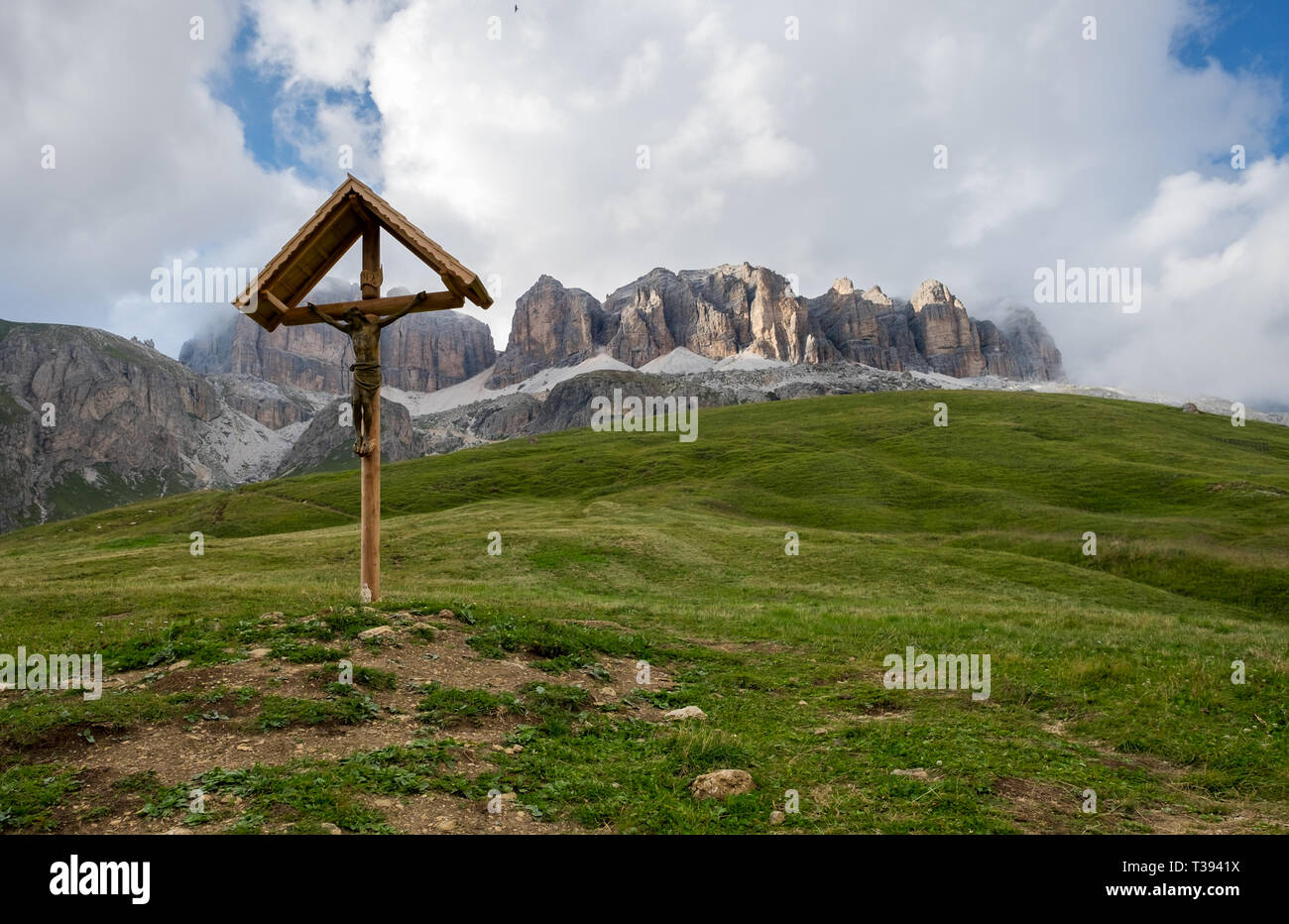 Crocifisso sulla sommità del Pordoi mountain pass in Italia. Foto Stock