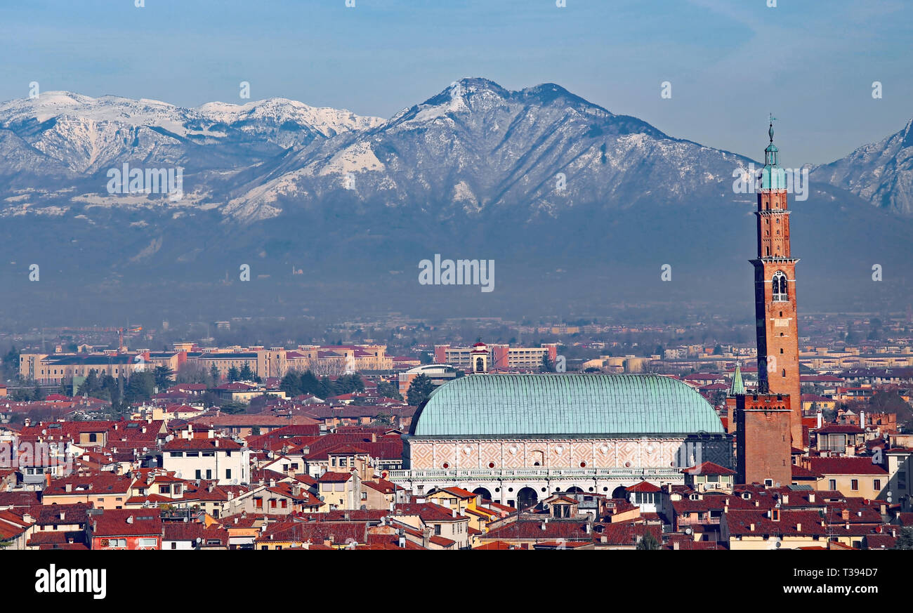 Panorama di Vicenza in Italia con il monumento storico chiamato Basilica Palladiana Foto Stock