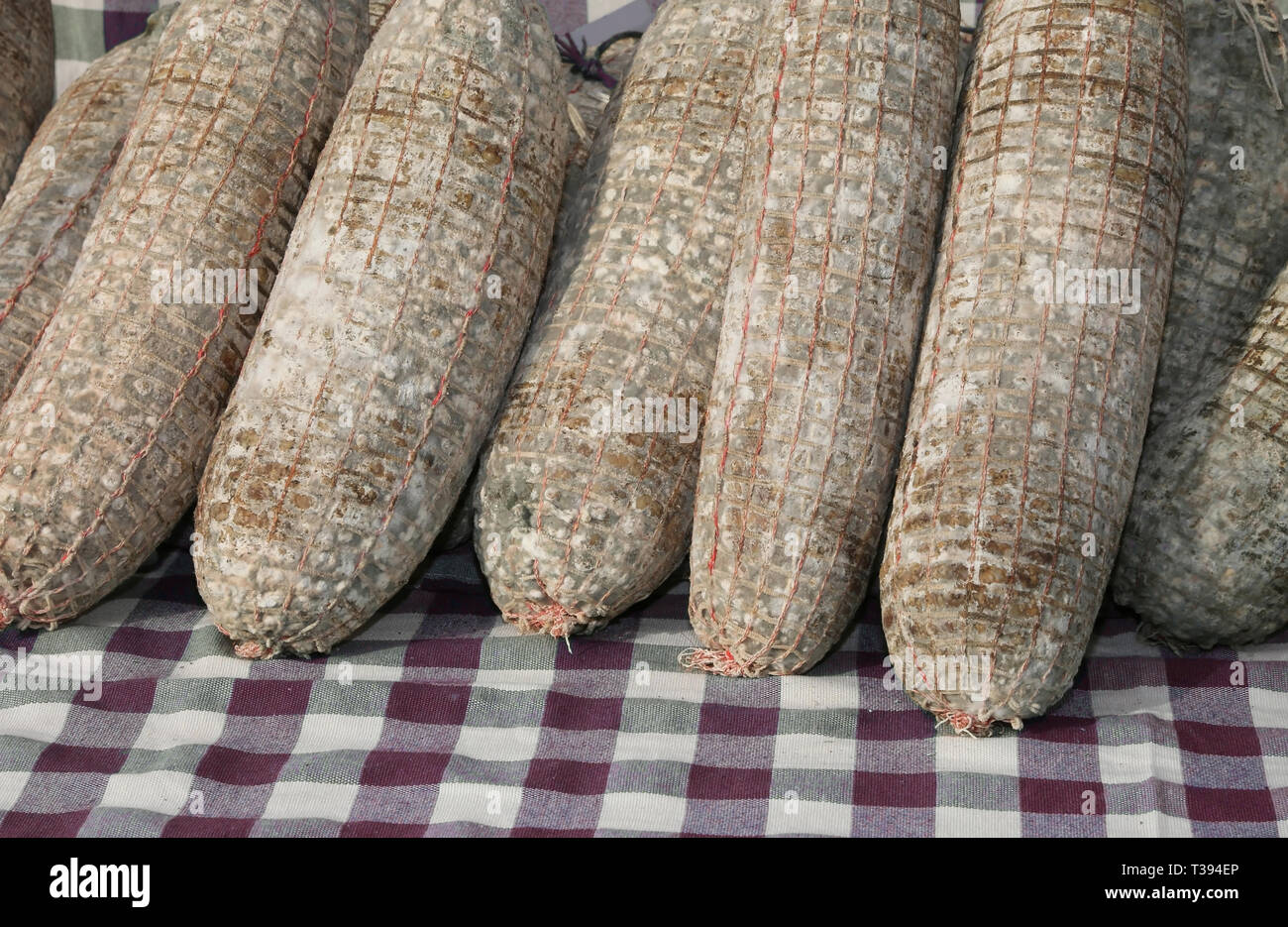 Salume prodotto con carne di maiale chiamato Sopressa in italiano, piatti  tipici di carne della provincia di Vicenza in Italia Foto stock - Alamy