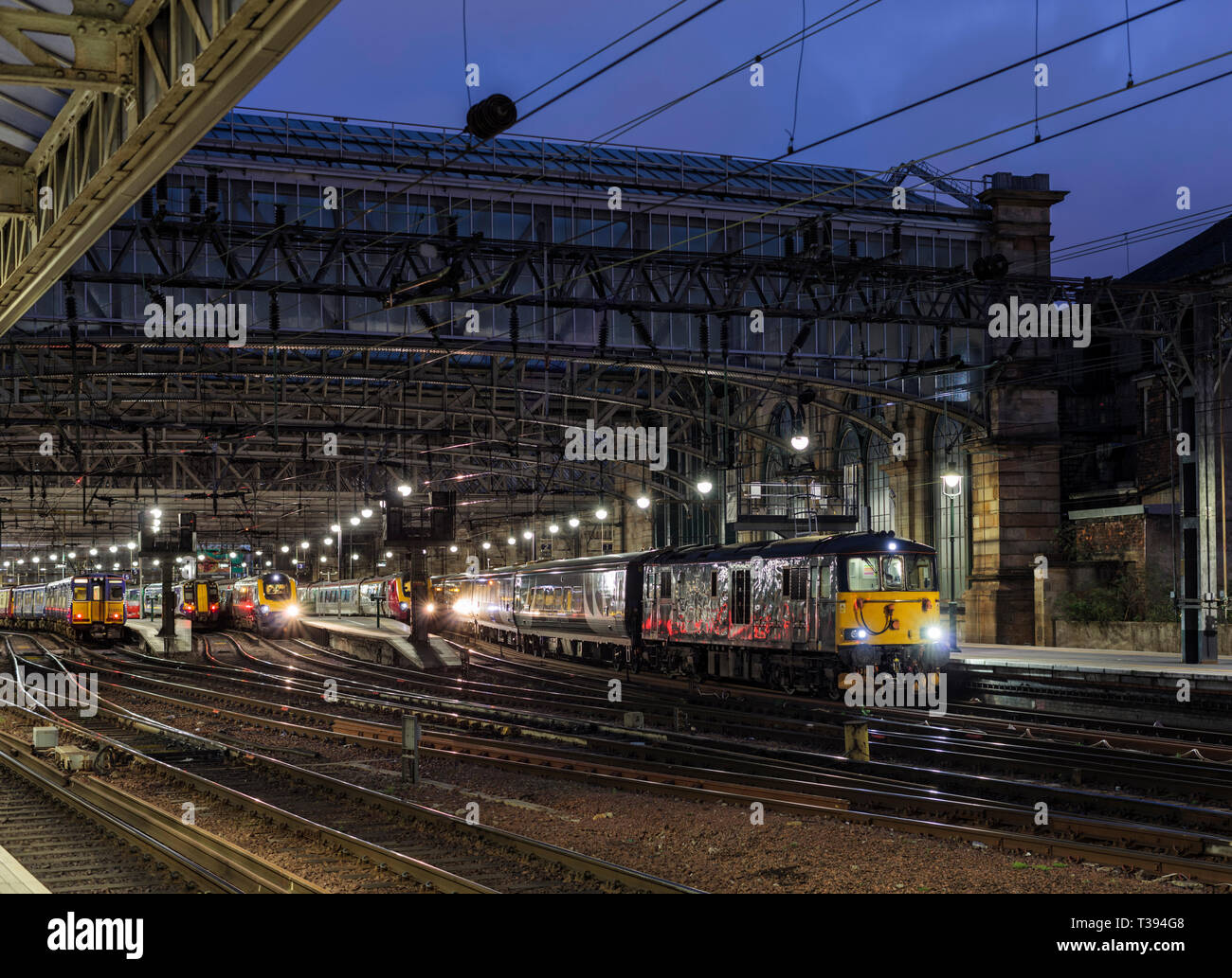 Una classe 73 locomotiva alla stazione centrale di Glasgow in attesa di partire con il nuovo caledonian vetture letti dopo che hanno completato un test eseguito da Londra Foto Stock