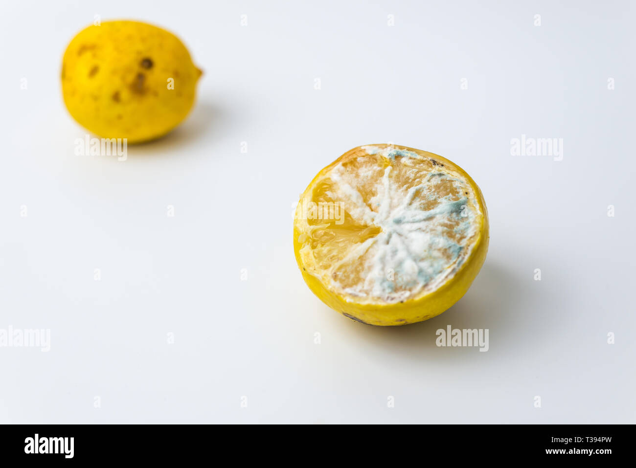 Alla moda di brutto limoni organico su sfondo bianco Foto Stock