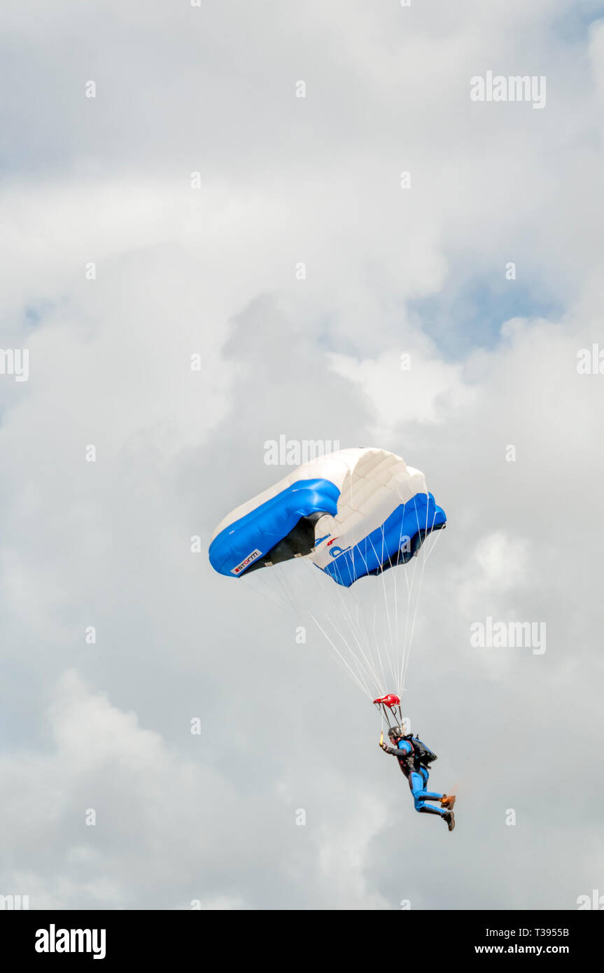 Parachutist utilizzando un tipo di parafoil paracadute. Foto Stock