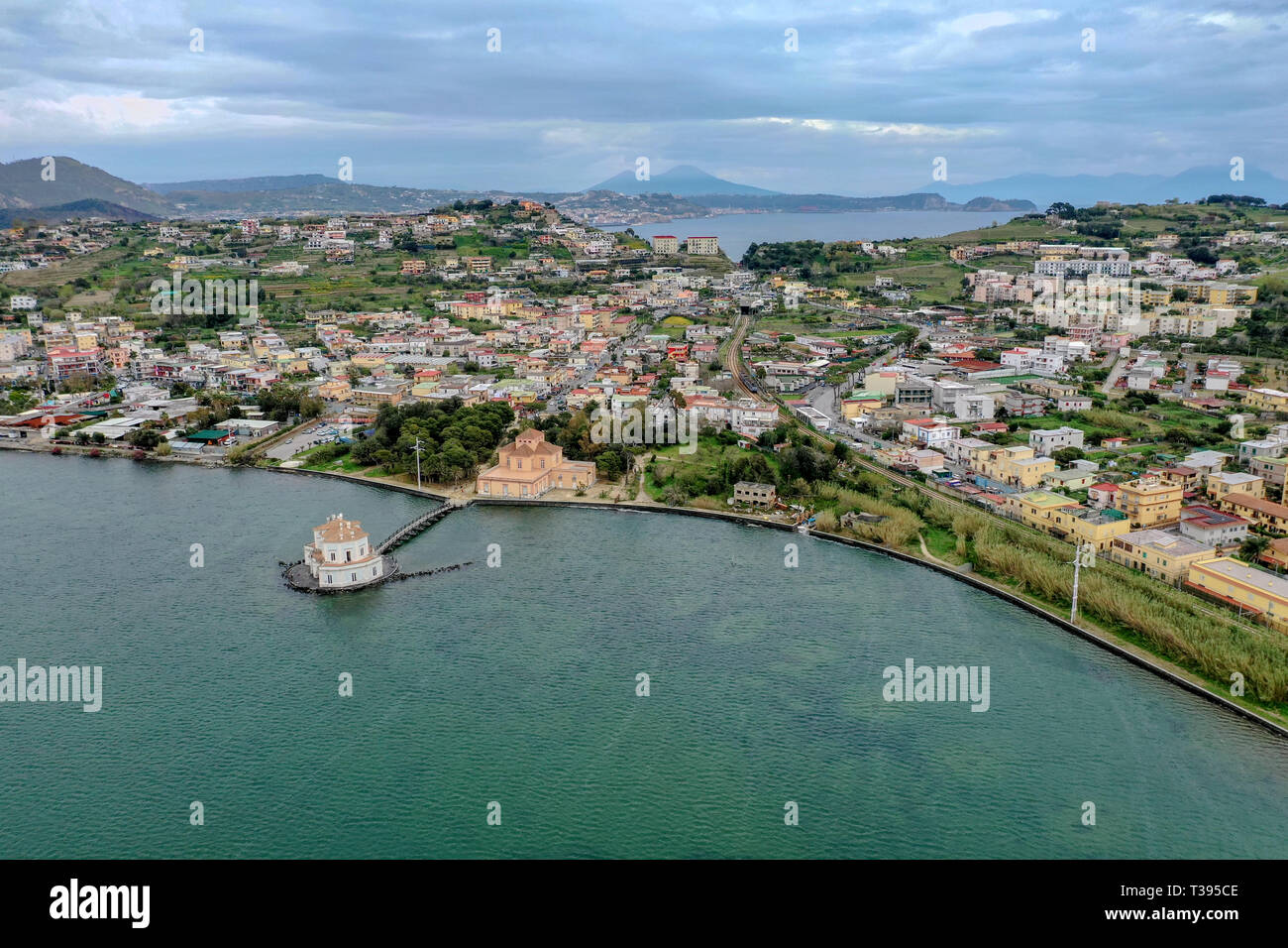 Casina Vanvitellia,un lago del Fusaro. Casino Reale di Caccia di Ferdinando IV di Borbone. Il Vesuvio sullo sfondo Foto Stock