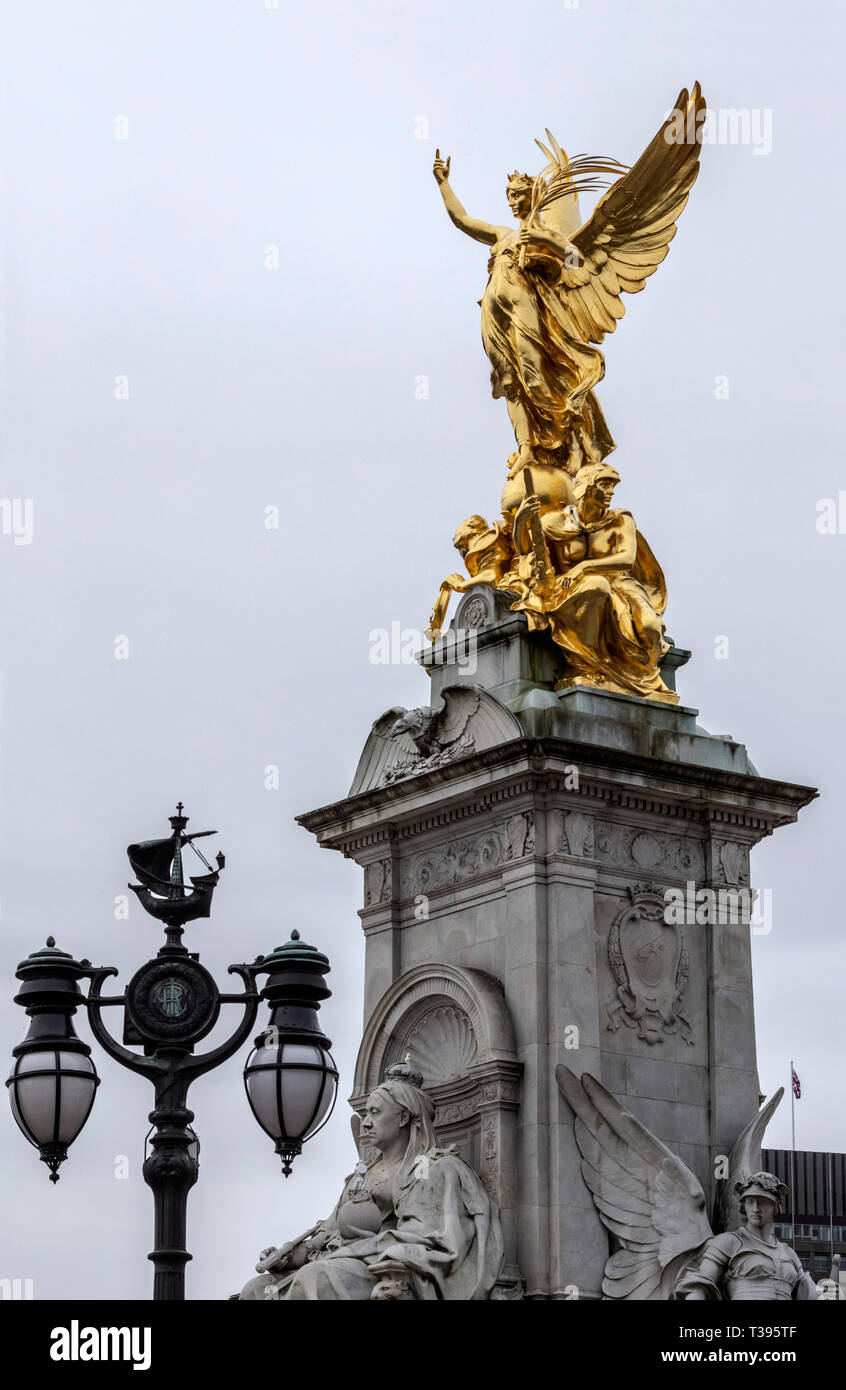 Queen Victoria Memorial fuori Buckingham Palace, il Mall, Londra, Sabato, 23 marzo 2019.Foto: David Rowland / One-Image.com Foto Stock