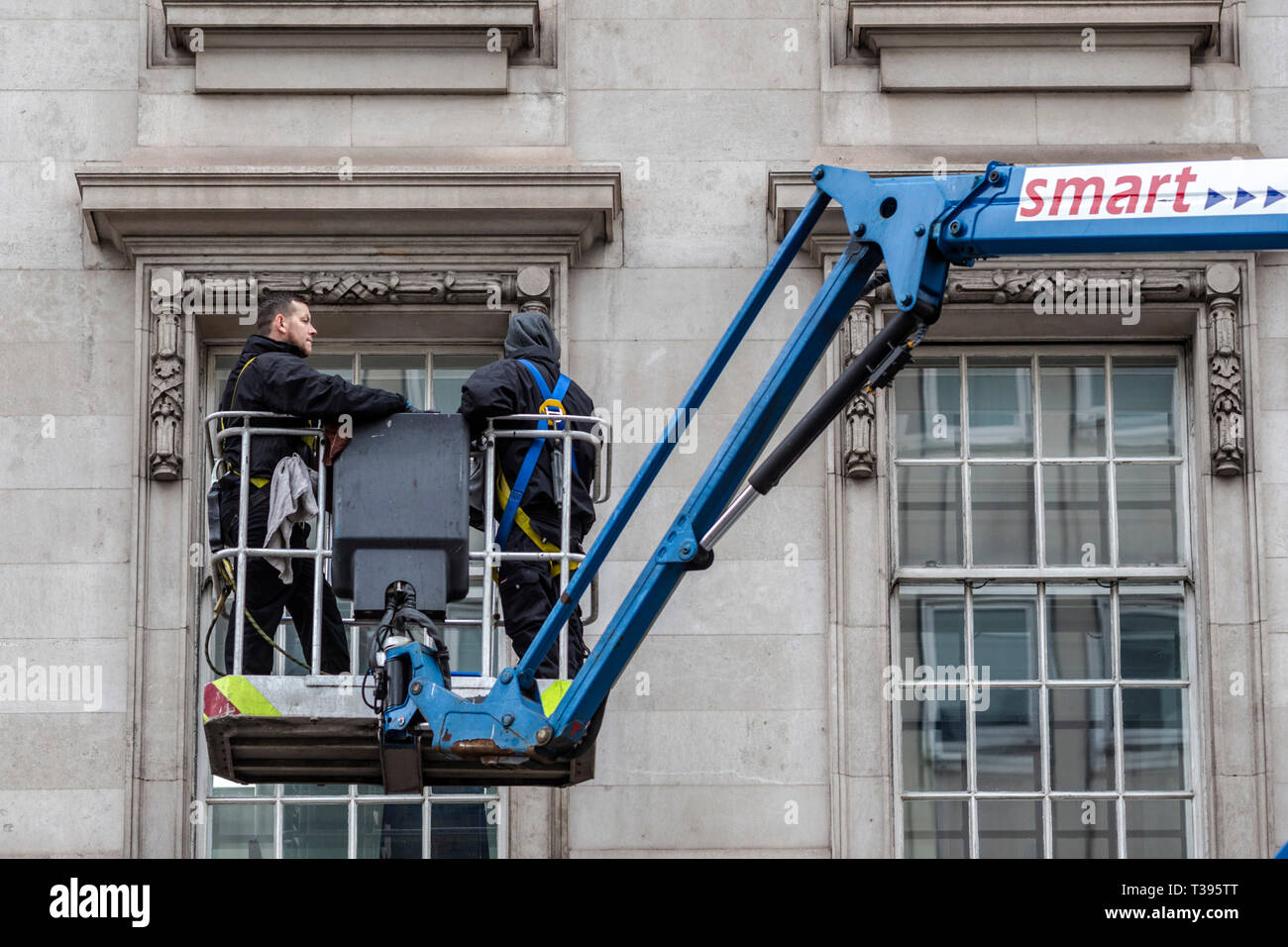 Operai su una piattaforma sopraelevata di occuparsi di un edificio, Pall Mall, Londra, Sabato, 23 marzo 2019.Foto: David Rowland / One-Image.com Foto Stock