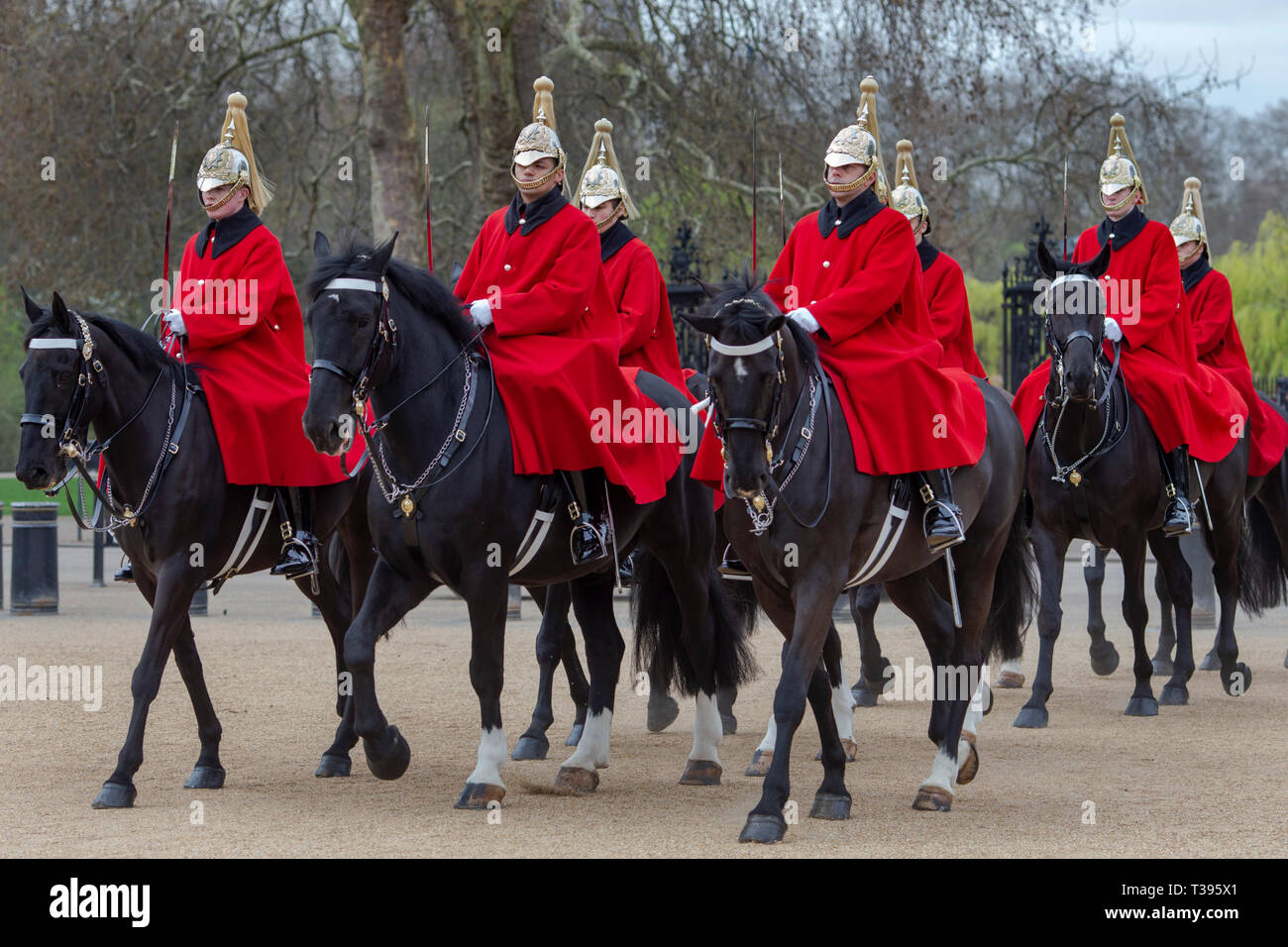 Cavalleria di uso domestico in abito invernale cambiando la guardia, la Sfilata delle Guardie a Cavallo, Londra, Sabato, 23 marzo 2019.Foto: David Rowland / One-Image.com Foto Stock