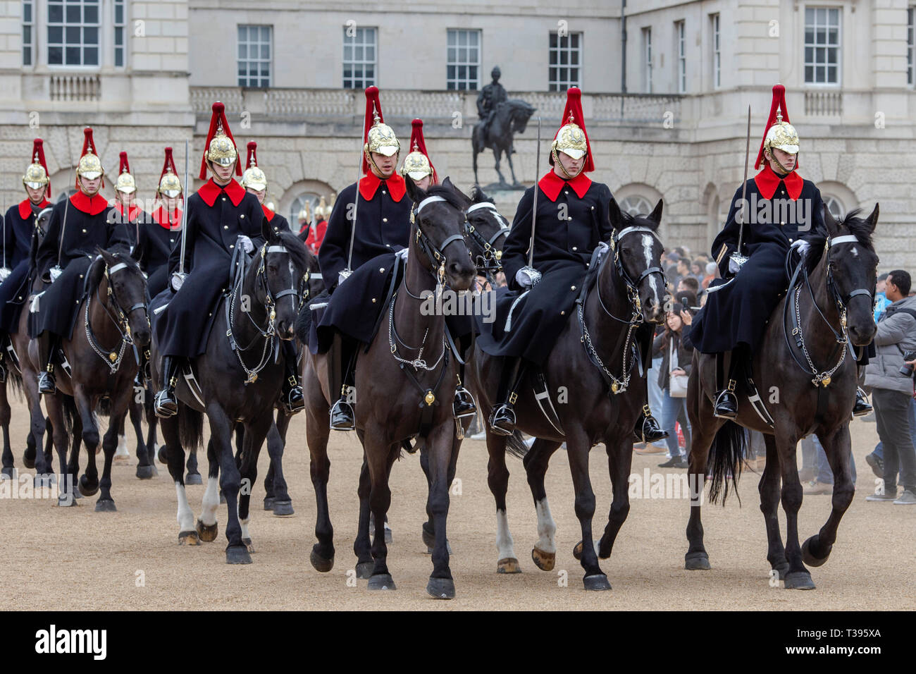 Cavalleria di uso domestico in abito invernale cambiando la guardia, la Sfilata delle Guardie a Cavallo, Londra, Sabato, 23 marzo 2019.Foto: David Rowland / One-Image.com Foto Stock