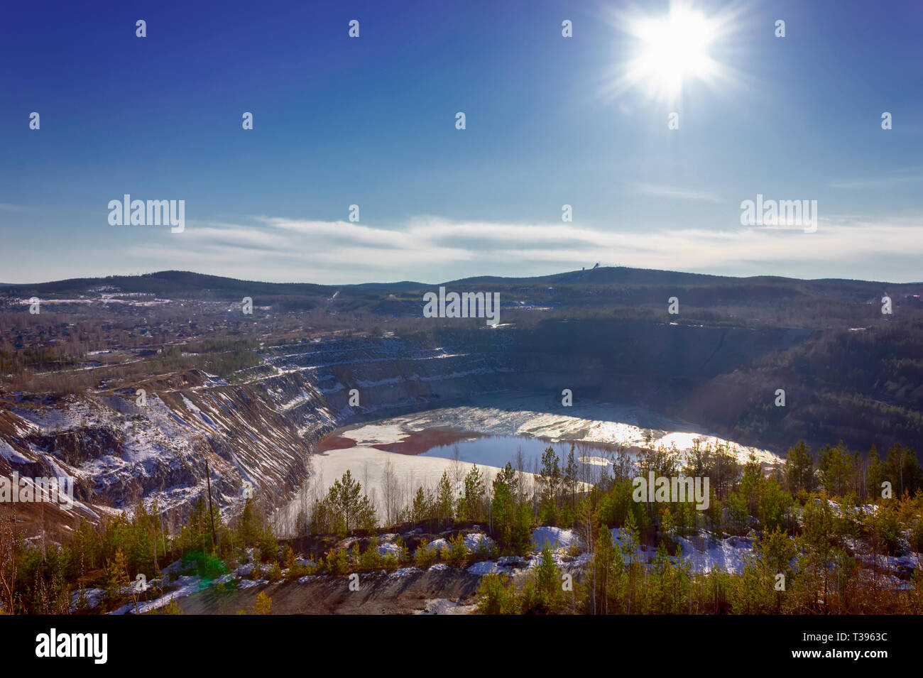 Vista della cava e la vecchia miniera dalla piattaforma di osservazione Nizhny Tagil nella Regione di Sverdlovsk Foto Stock