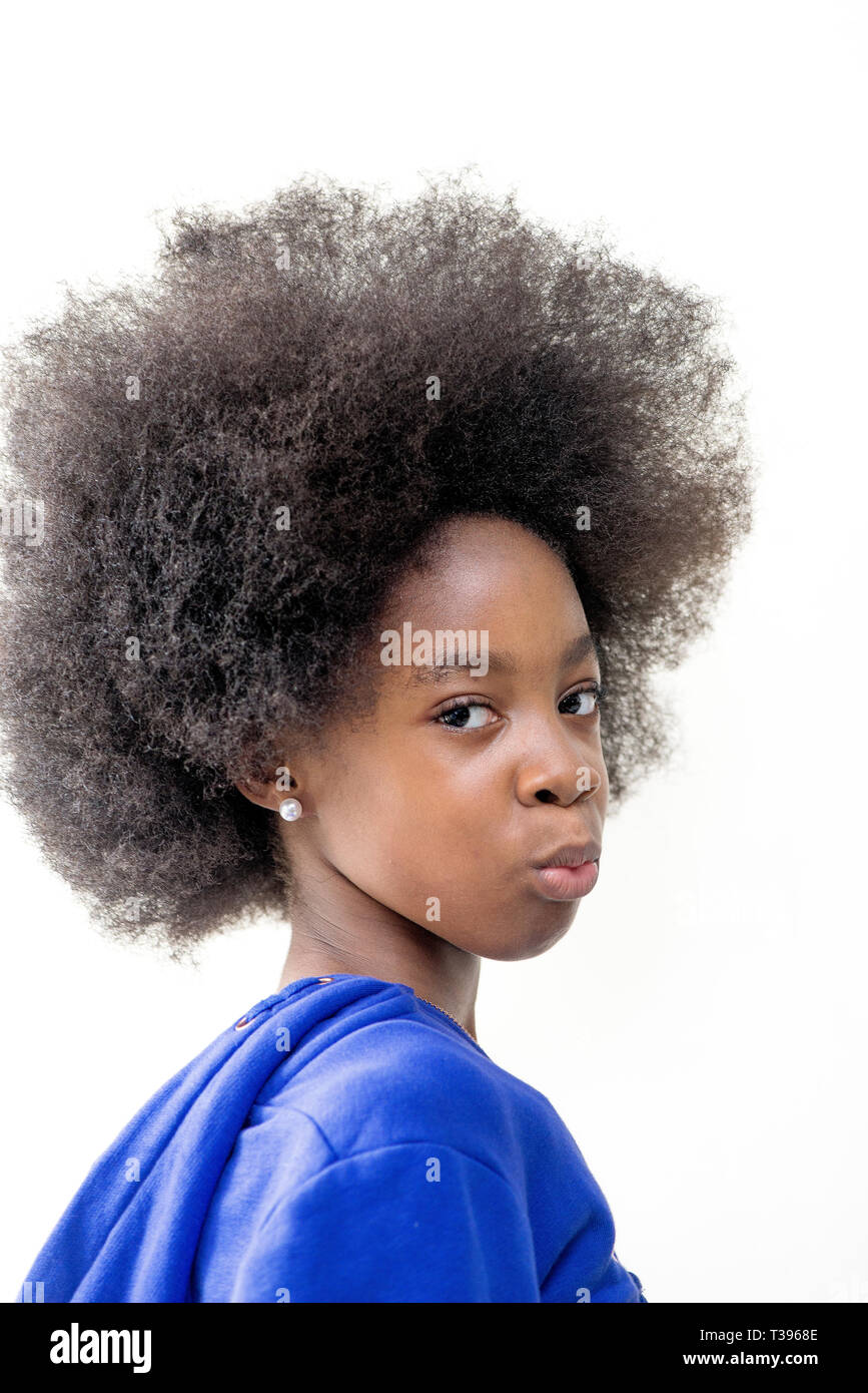 Bella ragazza nigeriana con naturale afro e in un abito blu Foto Stock