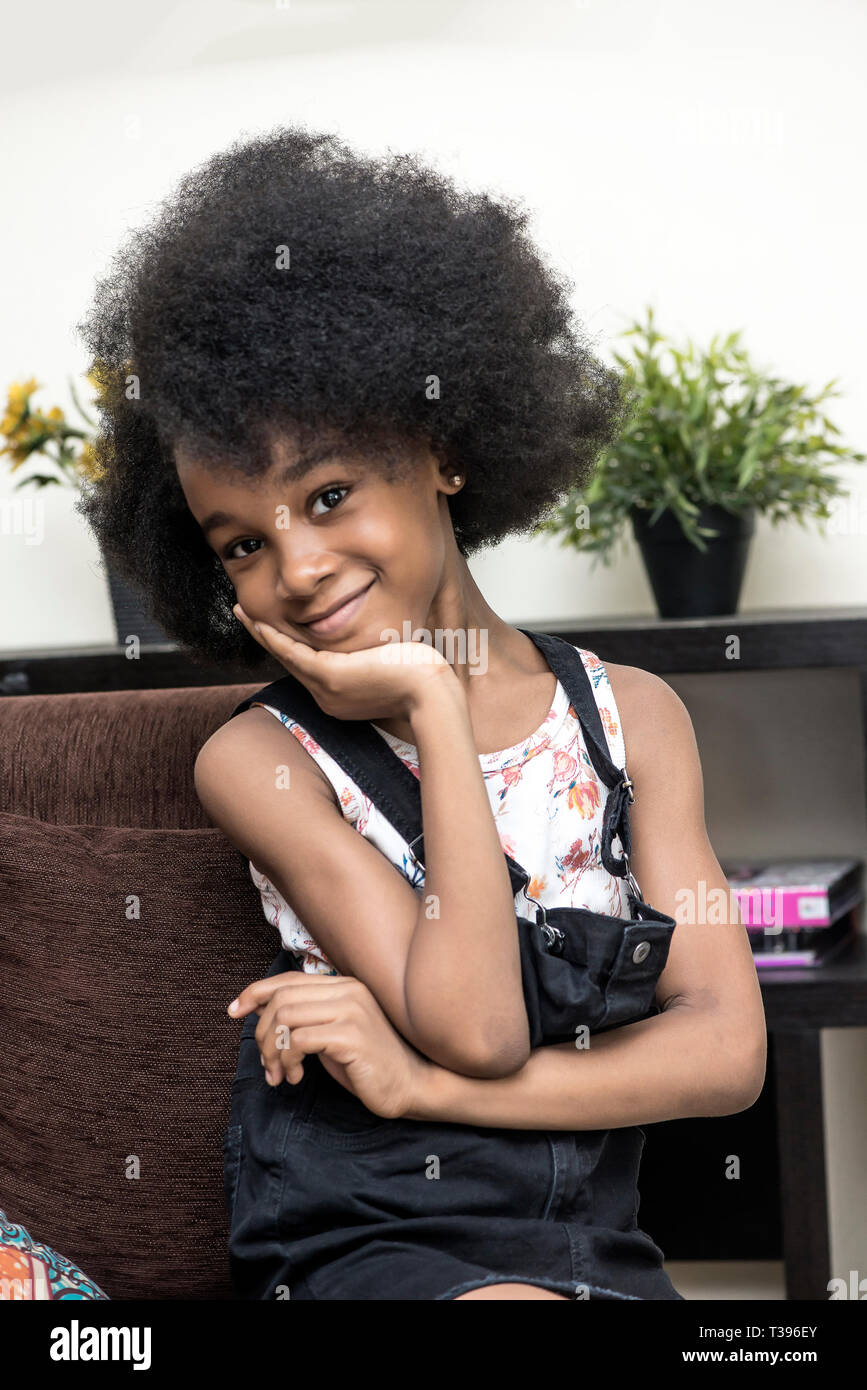 Un simpatico e felice ragazza nigeriana con naturale dei capelli Afro Foto Stock