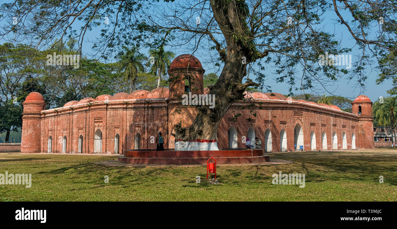 Sessanta a cupola nella moschea di Bagerhat, sito Patrimonio Mondiale dell'UNESCO, Khulna Division, Bangladesh Foto Stock