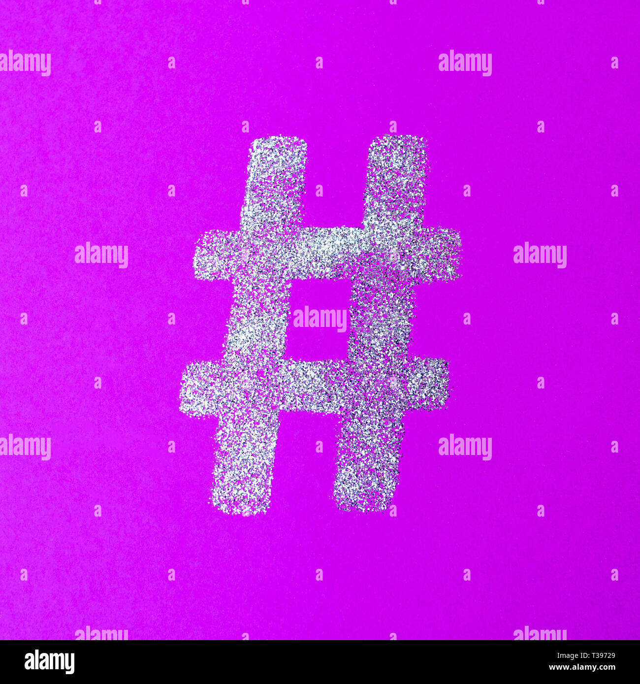 Hashtag segno. Argento simbolo hashtag su sfondo lilla Foto Stock