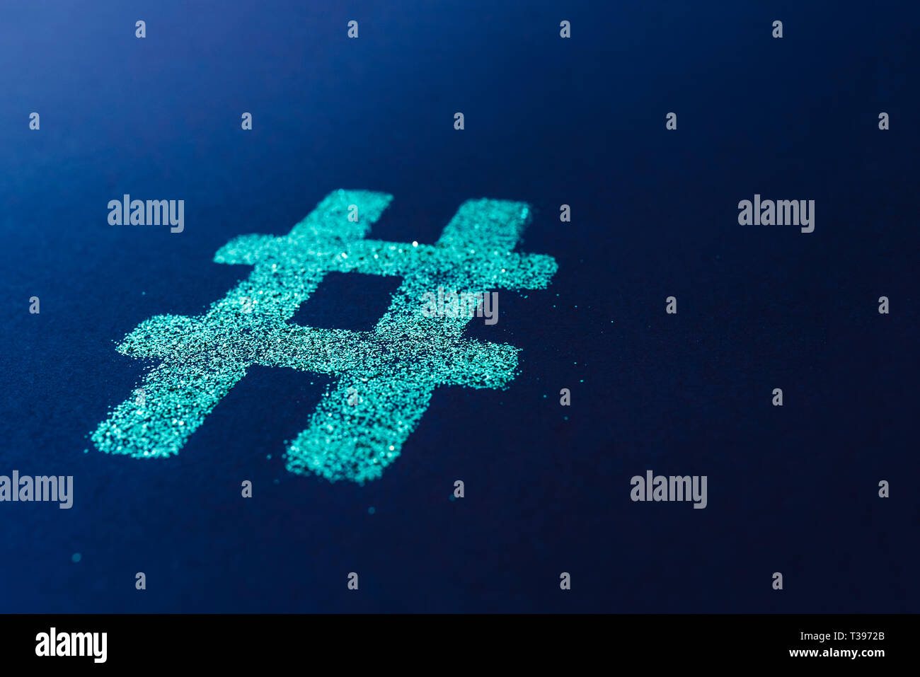 Hashtag segno. Hashtag simbolo su sfondo blu. Spazio di copia Foto Stock
