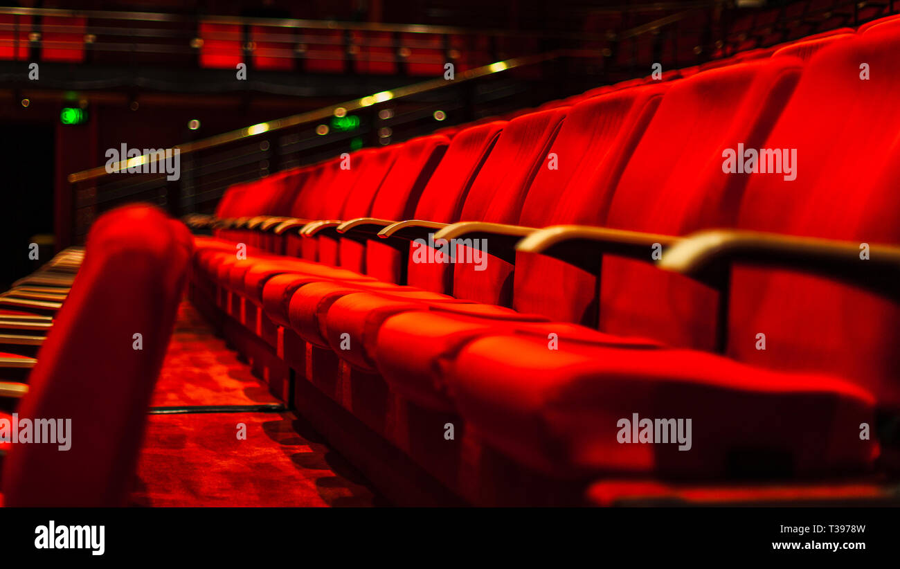 Sedi di rosso all'Opera Foto Stock