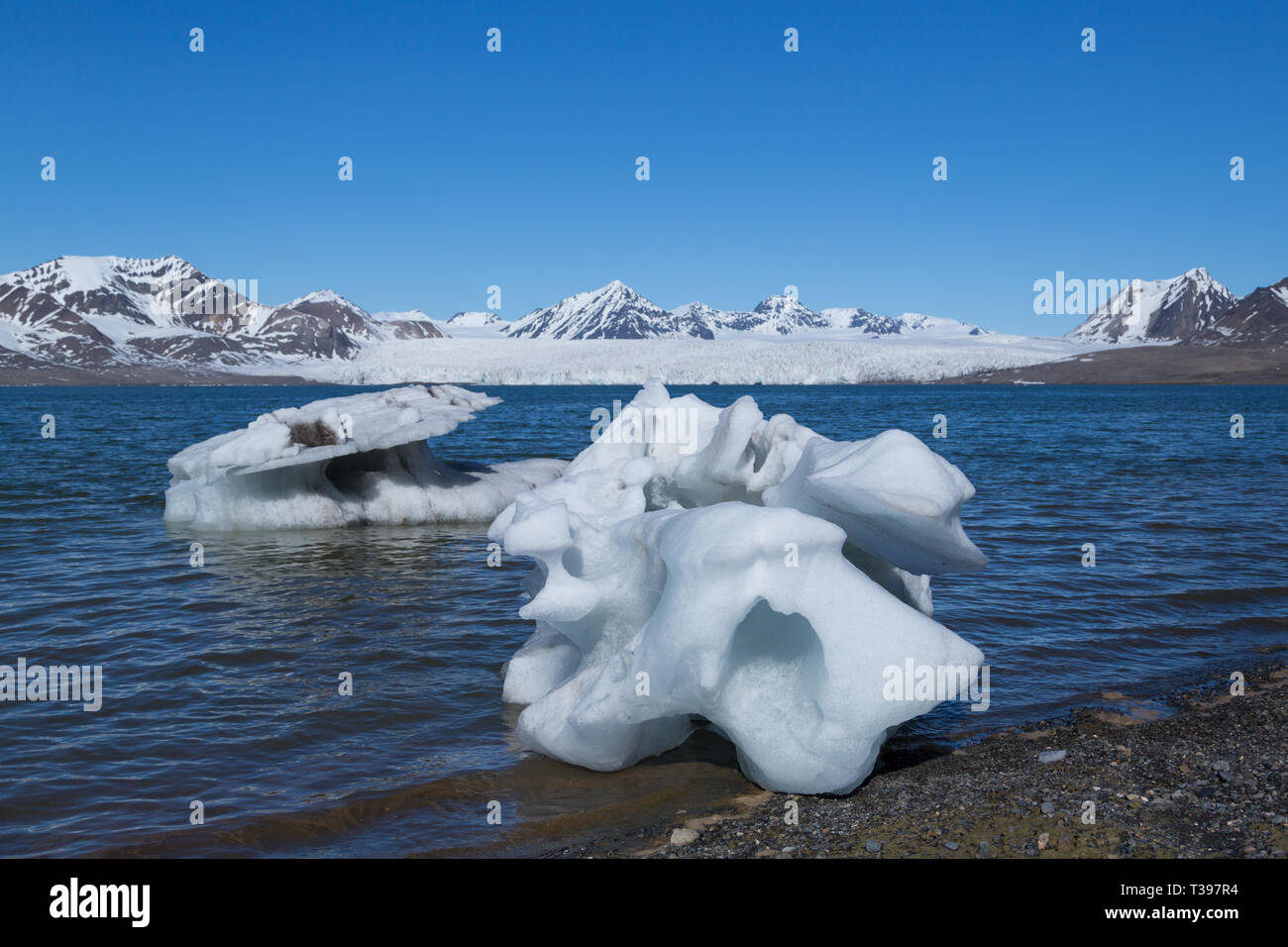 Growlers ghiaccio nella parte anteriore del ghiacciaio Esmarkbreen in Svalbard, il blu del mare e del cielo Foto Stock