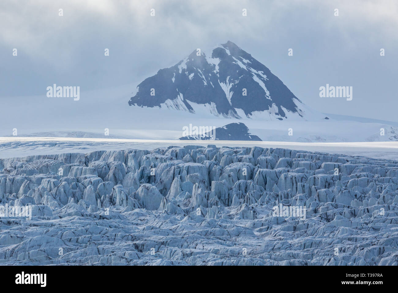 Dettagli naturali di Esmarkbreen crepacci del ghiacciaio in Svalbard Foto Stock