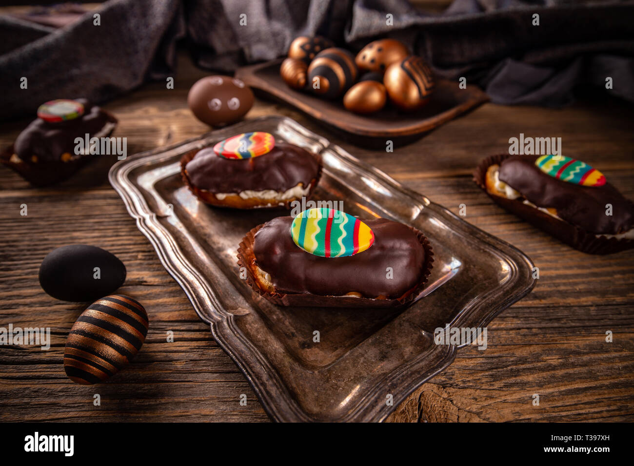 Eclairs con glassa al cioccolato e decorazione di Pasqua Foto Stock