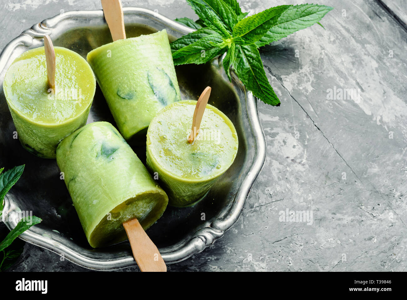 Gruppo di vaniglia artigianale popsicles su un sfondo rustico Foto Stock