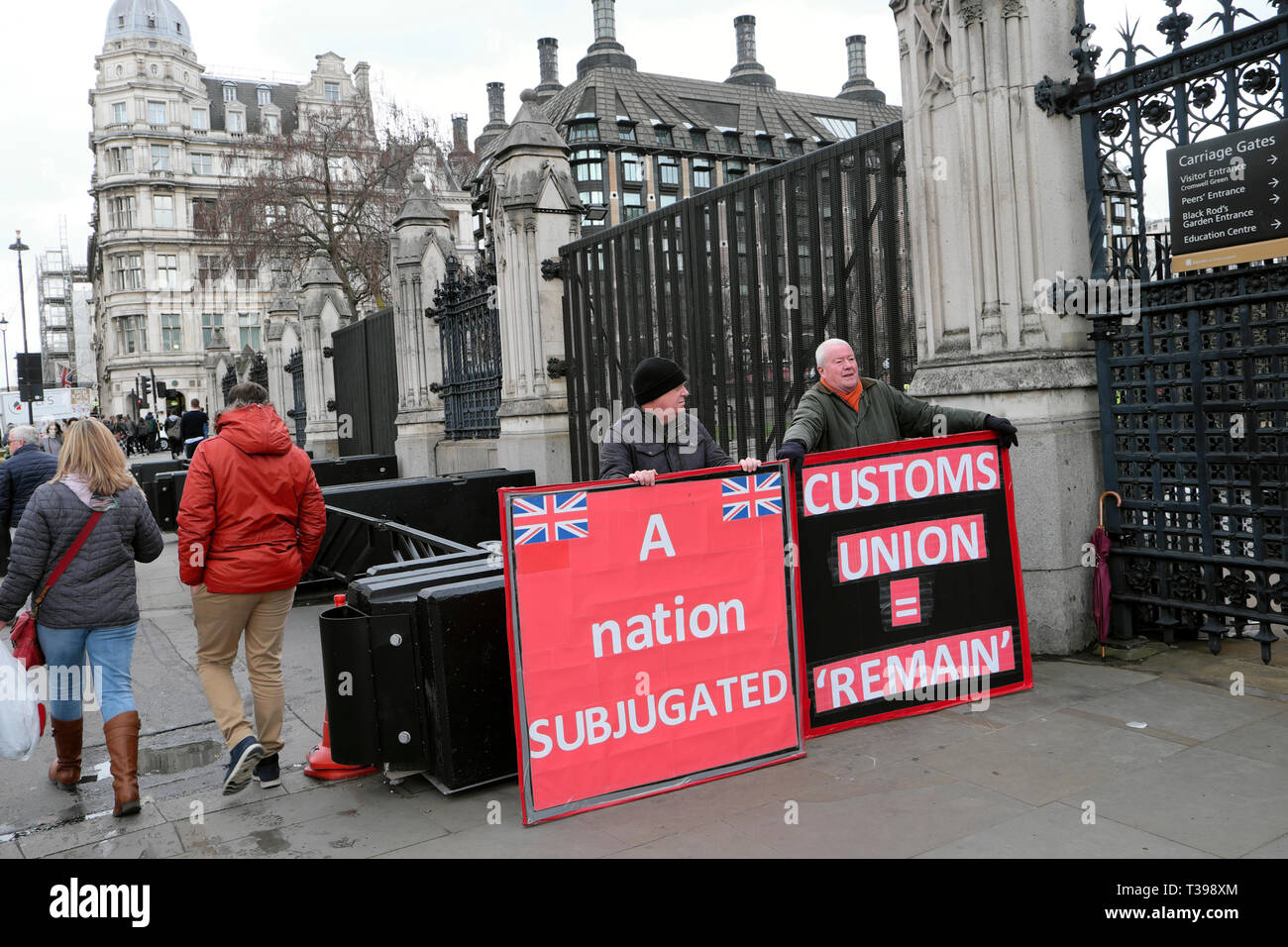 Manifestanti con Brexit manifesti il supporto di lasciare l'UE al di fuori della sede del parlamento di Westminster Londra Inghilterra REGNO UNITO 4 aprile 2019 KATHY DEWITT Foto Stock