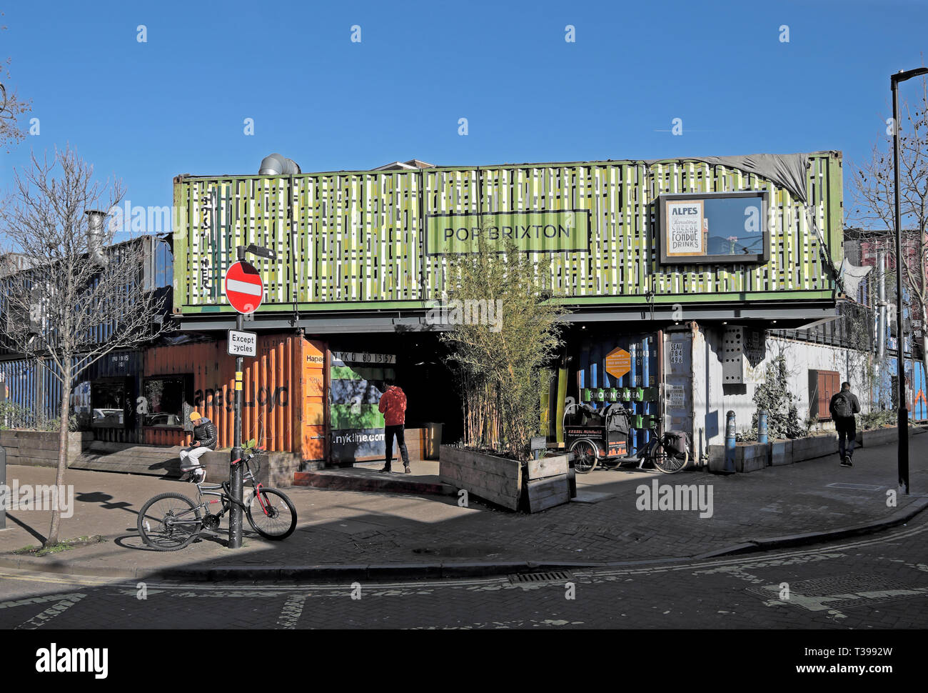 Vista esterna della facciata 'Pop Brixton' temporanea progetti aziendali e street food in Brixton South London SW9 England Regno Unito Foto Stock