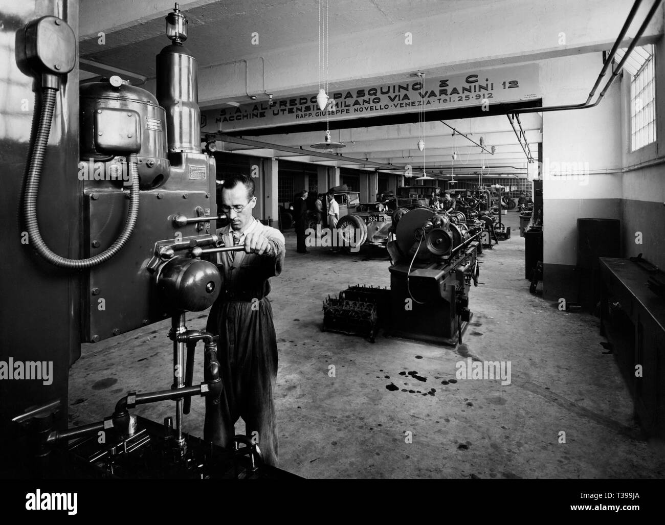 Workshop all'interno del garage agip, 1920-30 Foto Stock