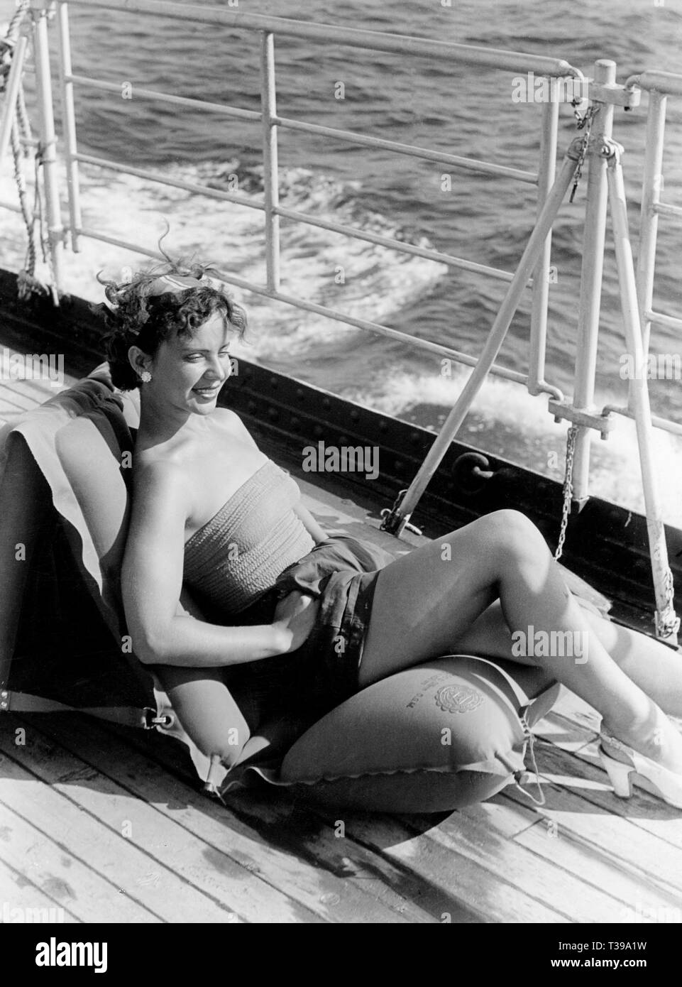 Donna relax sulla nave, 1956 Foto Stock