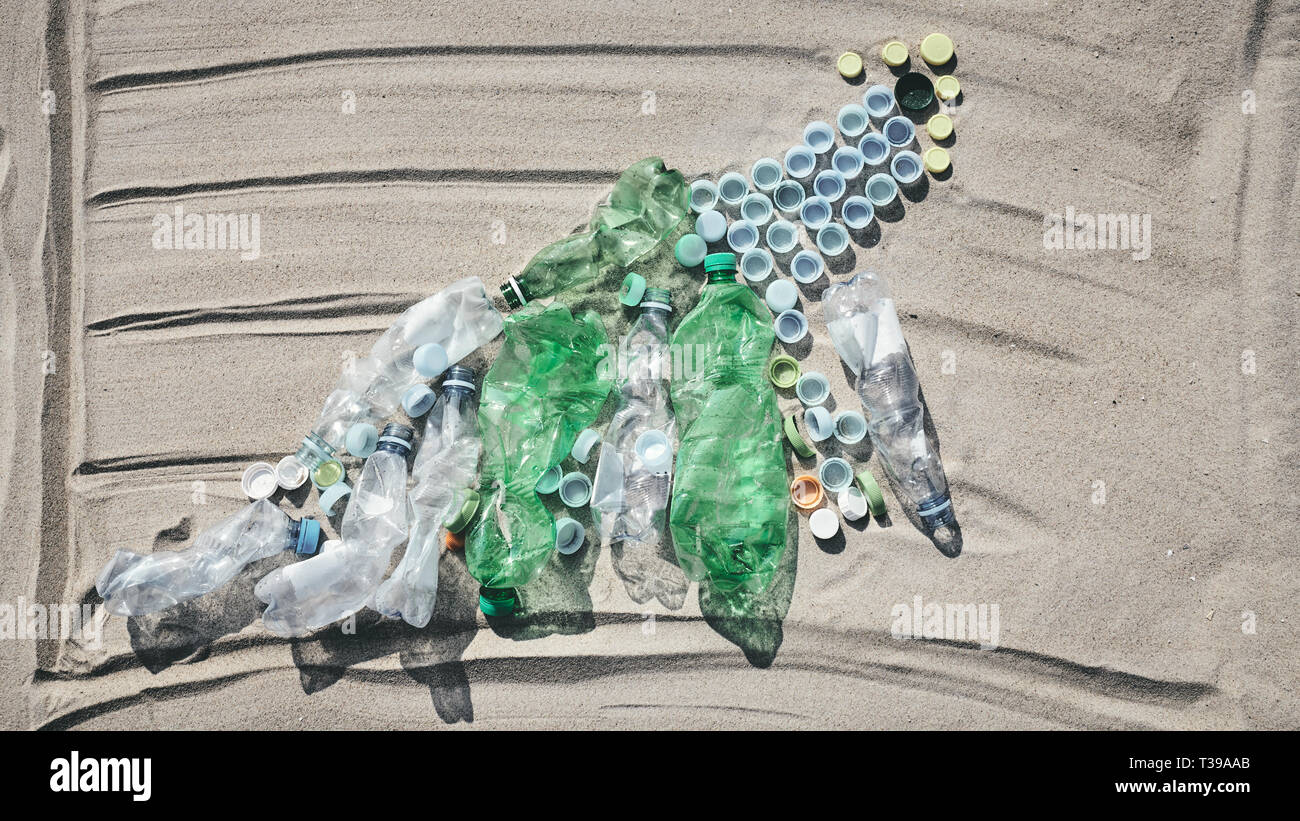 Grafico fatto di bottiglie e tappi sulla sabbia che mostra l'aumento dell'uso singola i prodotti in plastica trovati sulle spiagge europee, dai toni di colore dell'immagine. Foto Stock
