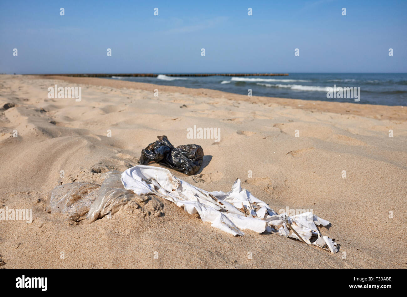 Garbage su una spiaggia. Nel marzo 2019 il Parlamento europeo ha approvato una legge che vieta una vasta gamma di uso singola di articoli in materiale plastico dal 2021. Foto Stock