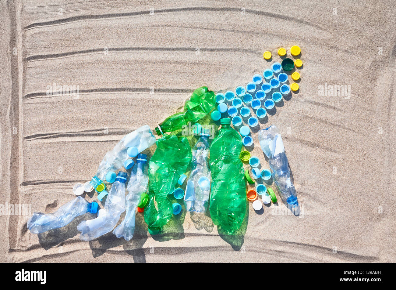Grafico fatto di bottiglie e tappi sulla sabbia che mostra l'aumento dell'uso singola i prodotti in plastica trovati sulle spiagge europee. Foto Stock