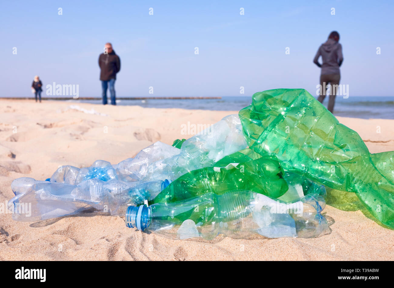 Bottiglie di plastica usate a sinistra su una spiaggia da turisti, il fuoco selettivo. Foto Stock